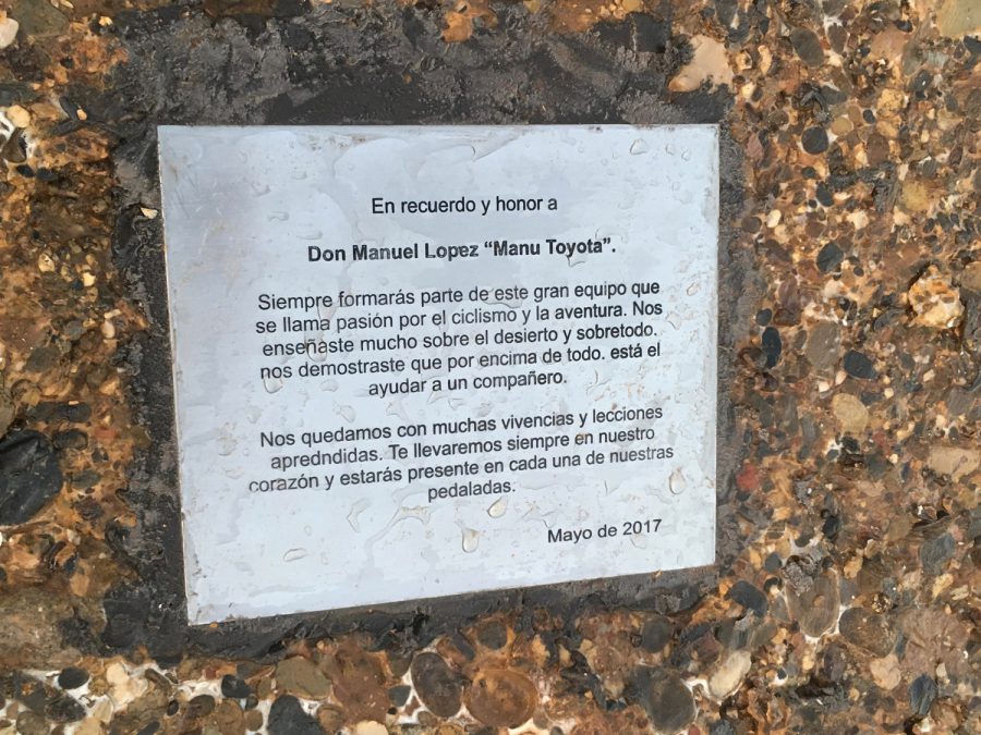 Placa conmemorativa en recuerdo a Manu Toyota
